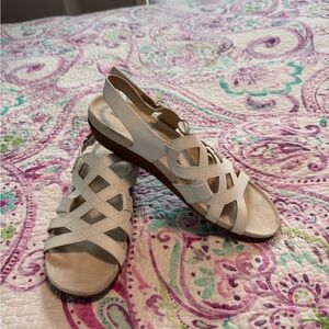 BareTraps White Strappy Sandals with Open-Toe Design